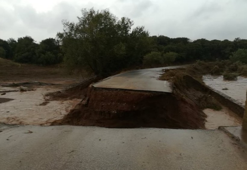 Έπεσε η γέφυρα στο Χολόρεμα Αλμυρού