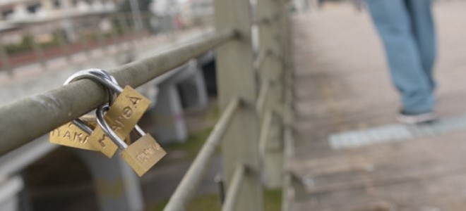 Λουκέτα αγάπης στη γέφυρα Αλκαζάρ