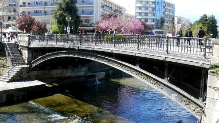 Πόλος έλξης και σημείο συνάντησης η κεντρική πεζογέφυρα