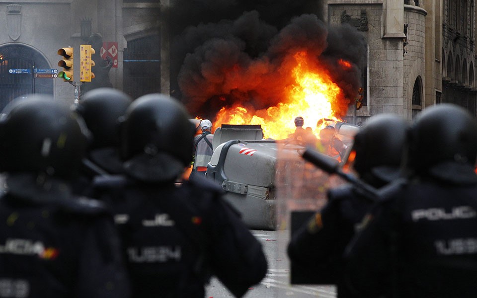 Βίαιες συγκρούσεις αστυνομίας-διαδηλωτών