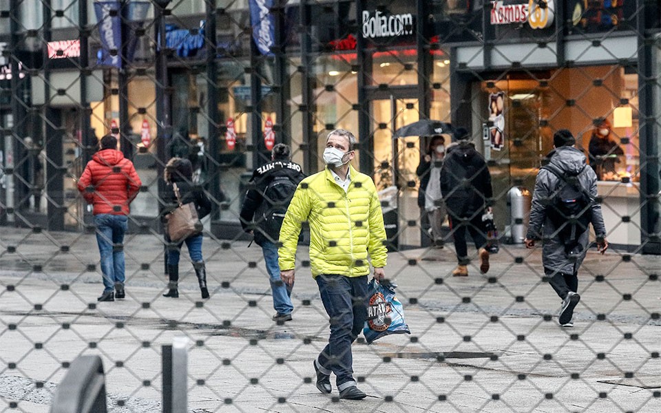 Σε κίνδυνο φτώχειας ένας στους έξι πολίτες