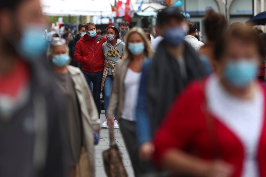 "Μάσκα παντού και ώθηση στον υποχρεωτικό εμβολιασμό"