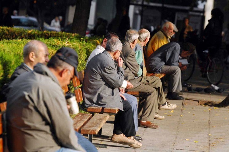 Μειώνεται και γερνάει συνεχώς ο πληθυσμός