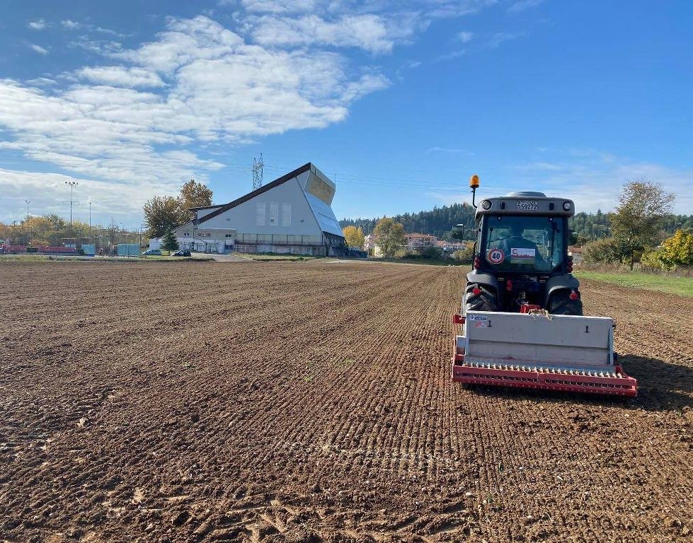 Γήπεδο ποδοσφαίρου και διάδρομος περιπάτου