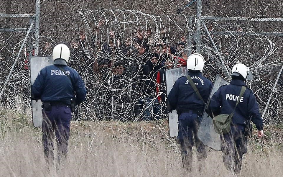Αμείωτη η πίεση στα σύνορα