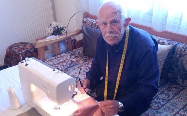 90χρονος ράφτης ράβει μάσκες και μάχεται τον κορωνοϊό
