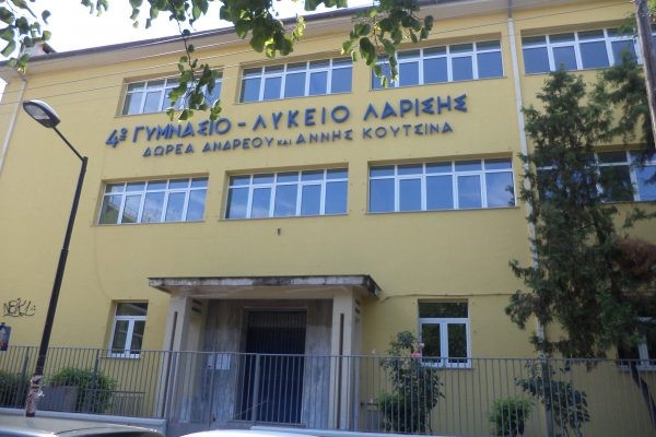 Εισαγγελική παρέμβαση για τις καγκελόπορτες