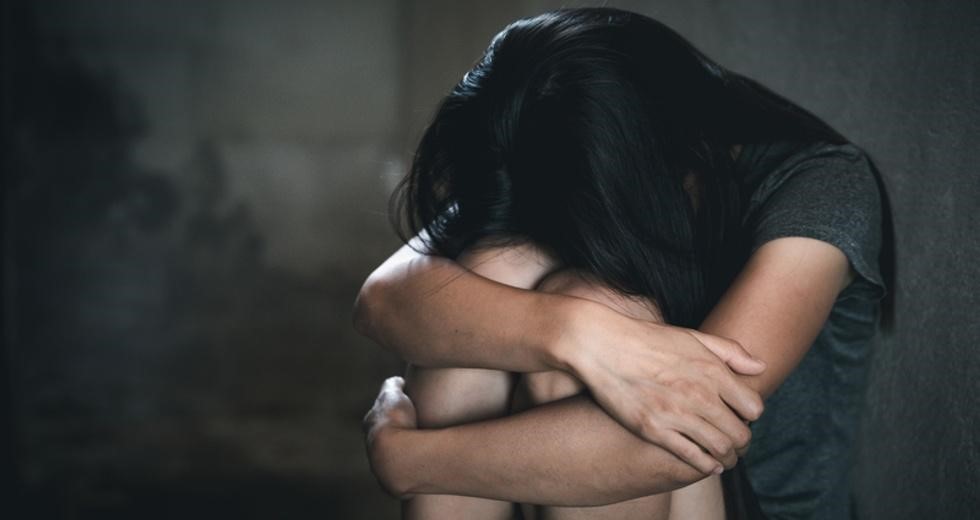 Θύμα άγριου ξυλοδαρμού νεαρή γυναίκα