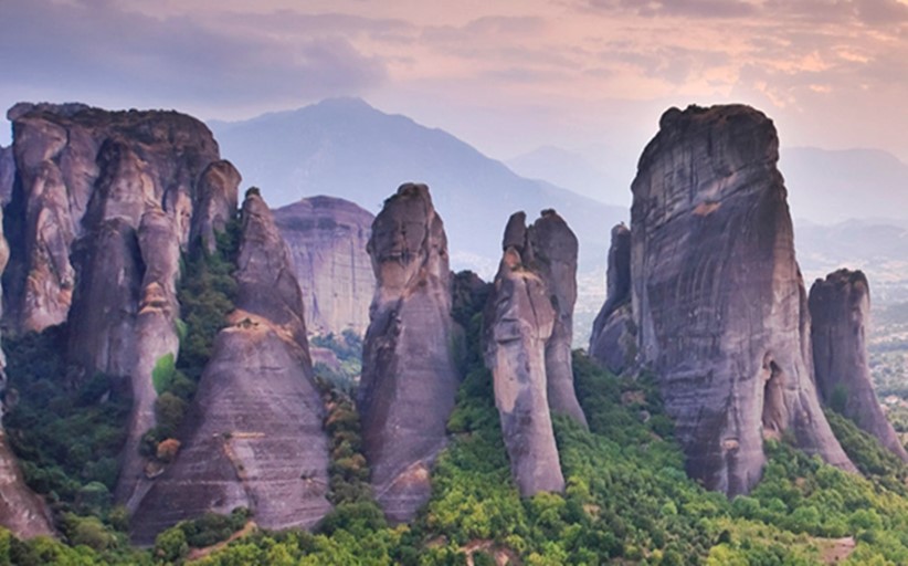 Φωτίζει τα Μετέωρα στα χρώματα της γαλανόλευκης