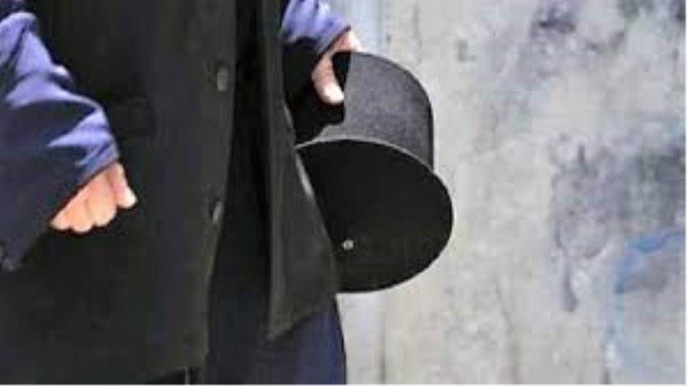 Ιερέας ο άνθρωπος που σκότωσε γάτα με ραβδί