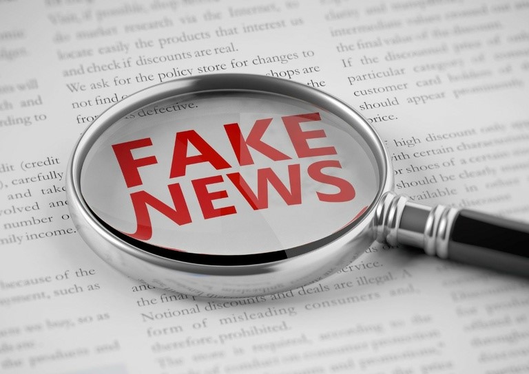 Η κοινωνία… αγοράζει αστεία και fake news