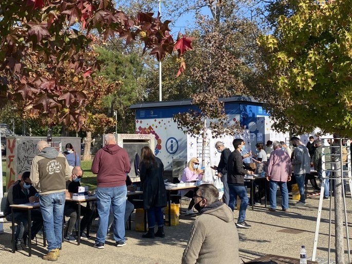 Αγγίζουν το 10% τα κρούσματα στα rapid test της παραλίας