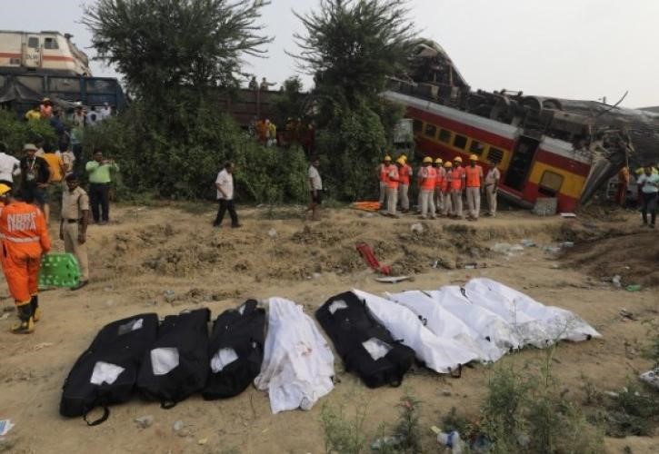 Τουλάχιστον 10 νεκροί από σύγκρουση δύο τρένων