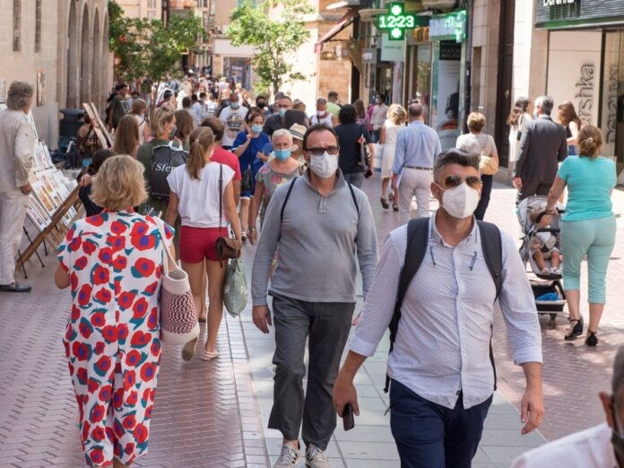 Υποχρεωτική χρήση μάσκας σε πλατείες και σε χώρους εργασίας