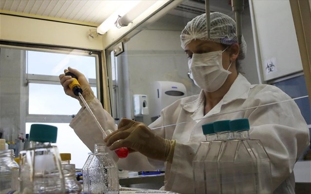 Oι μισοί Έλληνες πιστεύουν ότι ο κορωνοϊός κατασκευάστηκε