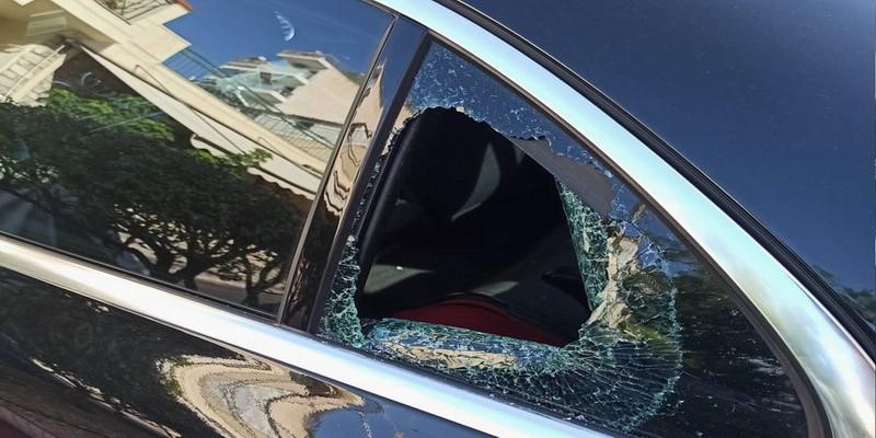 Λάρισα: Έσπασαν κλειδαριές, "ρήμαξαν" αυτοκίνητα