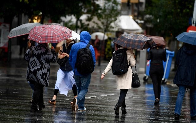 Βροχές και καταιγίδες, με ζεστές για την εποχή θάλασσες