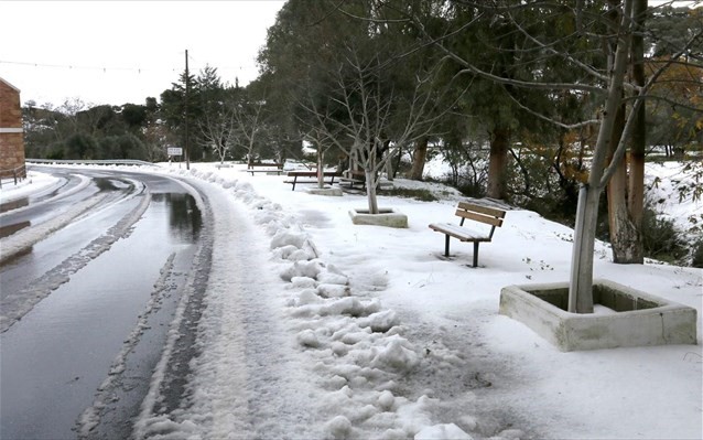 Ανοιχτοί οι δρόμοι παρά τη χιονόπτωση