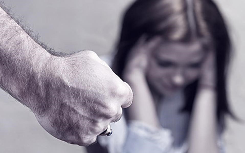 300 περιστατικά ενδοοικογενειακής βίας κάθε χρόνο