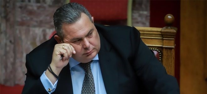 Όλα τα βλέμματα στον Καμμένο