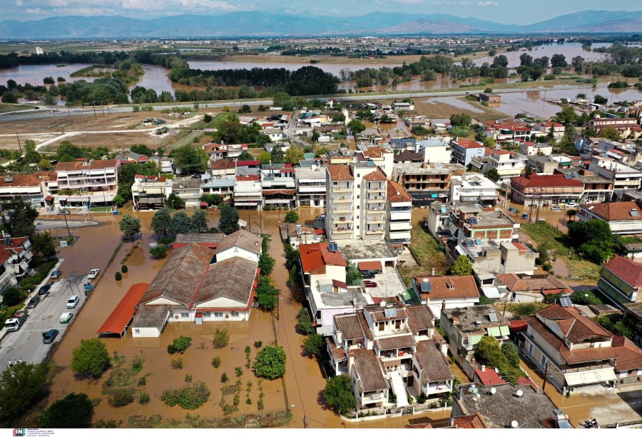 Συνεχίζονται οι απεγκλωβισμοί στα χωριά της Καρδίτσας