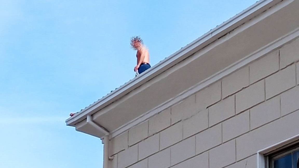 Απειλεί να πέσει από την οροφή του δικαστικού μεγάρου