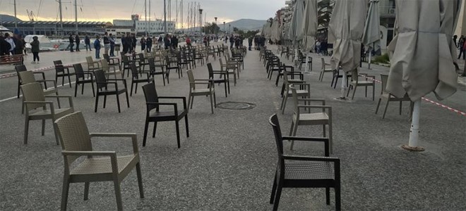 "Άδειες καρέκλες" στην παραλία του Βόλου