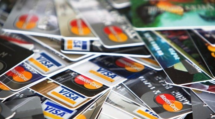 Προμήθειες ακόμη και για αλλαγή PIN στις κάρτες