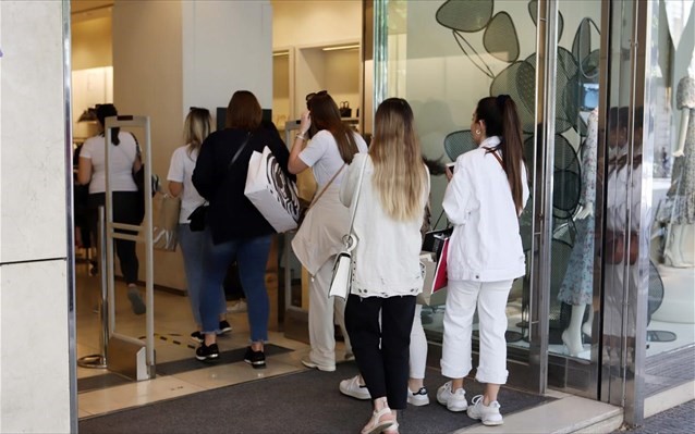 Τα βλέμματα στην εμπορική κίνηση