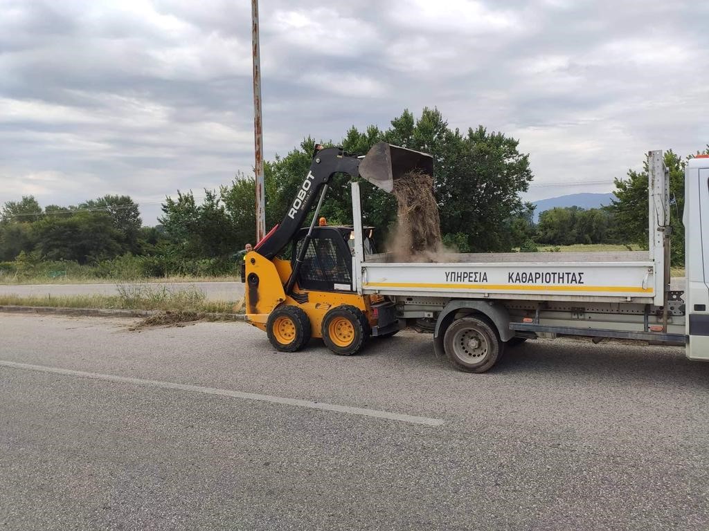 Καθαρισμός της περιφερειακής οδού από τον Δήμο Τρικκαίων