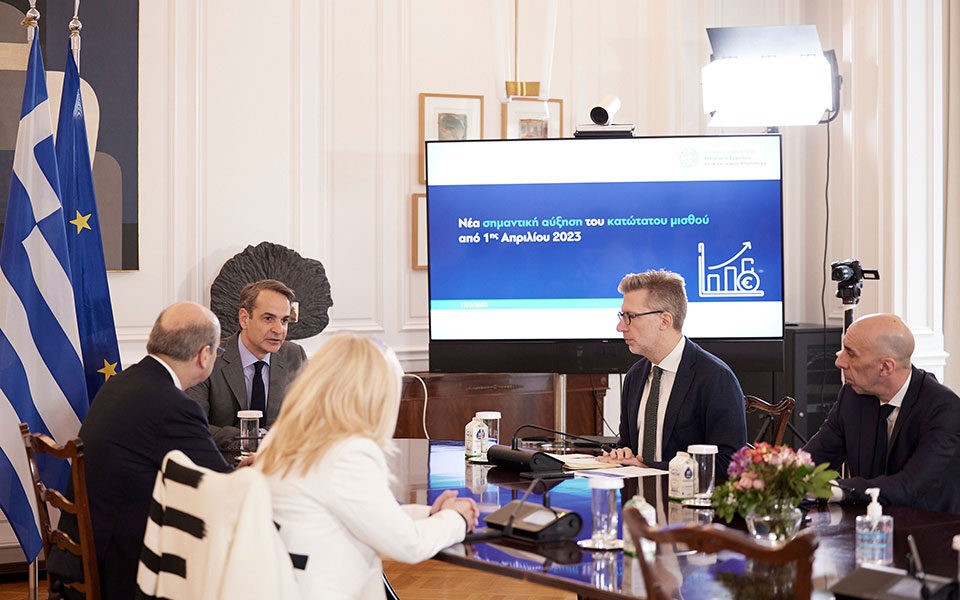 Στα 780 ευρώ ο κατώτατος μισθός από την 1η Απριλίου