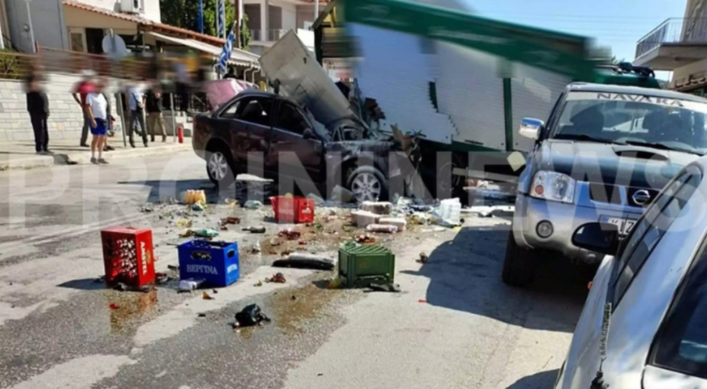 Αυτοκίνητο έπεσε σε πεζό και οχήματα - Τρεις νεκροί