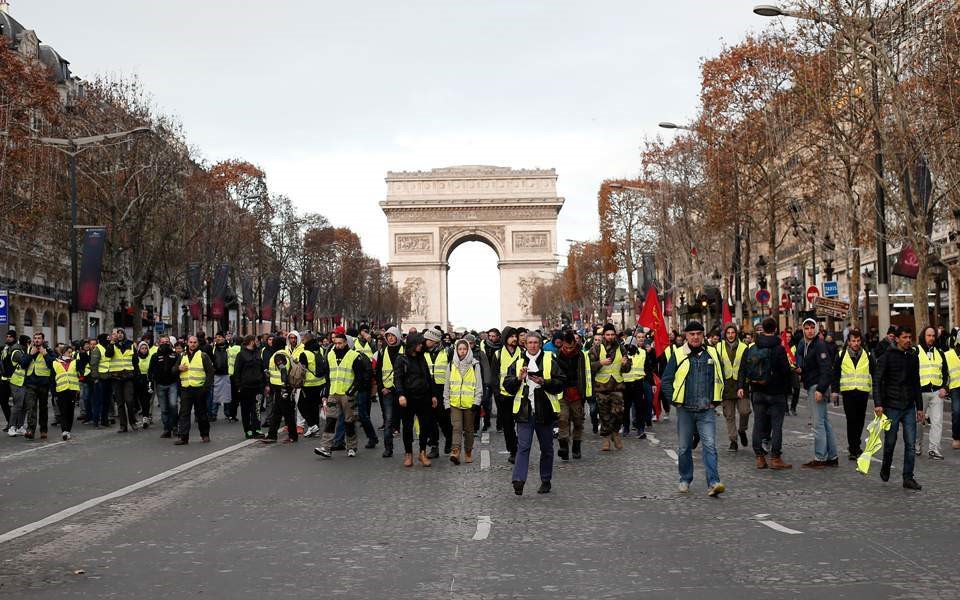 Και ο στρατός στους δρόμους για τα «Κίτρινα Γιλέκα»