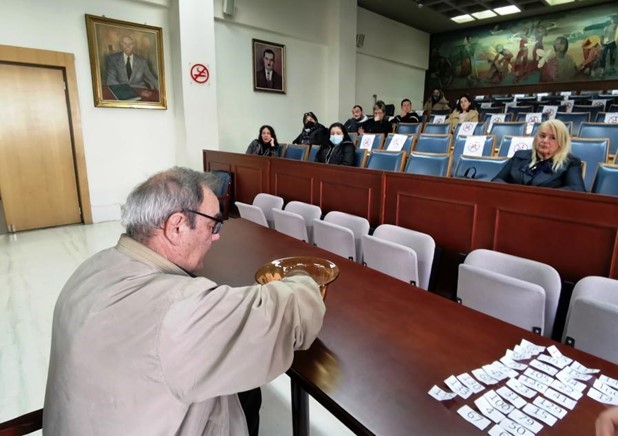 Τρίκαλα: Κληρώθηκαν ... με χαρτάκια οι θέσεις εργασίας