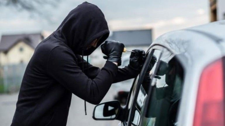 «Ανοιξε» τρία αυτοκίνητα μέσα σε ένα βράδυ