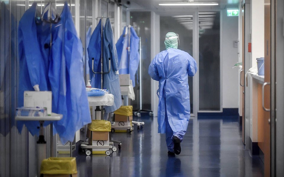 Αρνητικό ρεκόρ με 372 νέα κρούσματα