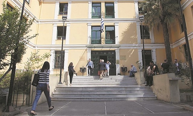 Έκτακτο επίδομα σε πληττόμενους δικηγόρους, οικονομολόγους