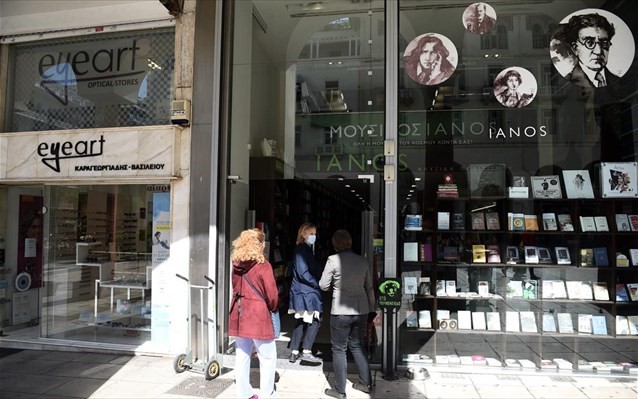 Οι Έλληνες συρρέουν στα καταστήματα