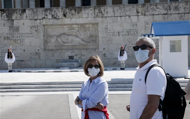 Οι μισοί Έλληνες θεωρούν ότι θα προσβληθούν από τον ιό