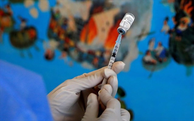 Ενας στους τρεις ηλικιωμένους δεν εμβολιάστηκε