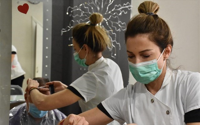 Mάσκα σε όλους τους κλειστούς χώρους τον Αύγουστο