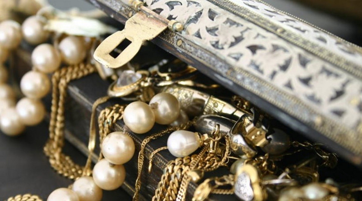 Έκλεβαν κοσμήματα, λίρες και ρολόγια από σπίτια