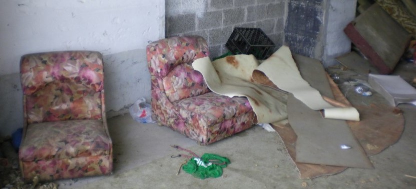 Άστεγοι ζουν στα ερείπια των παλιών ψυγείων «Πήλιον»