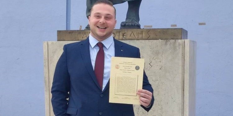 Oρκίστηκε γιατρός ο γιος του αείμνηστου Στέλιου Κούτσια