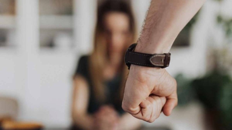 Παραμένει κρατούμενος για τον ξυλοδαρμό της συζύγου του