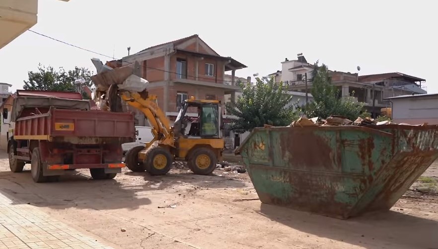 Συνεχίζονται οι εργασίες καθαρισμού σε συνοικίες της πόλης 