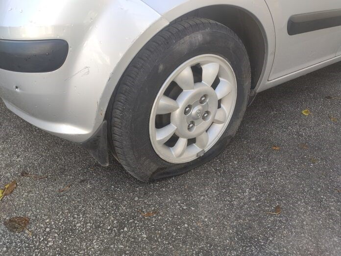 Στην Εισαγγελία ο 61χρονος που έσκιζε τα λάστιχα αυτοκινήτων