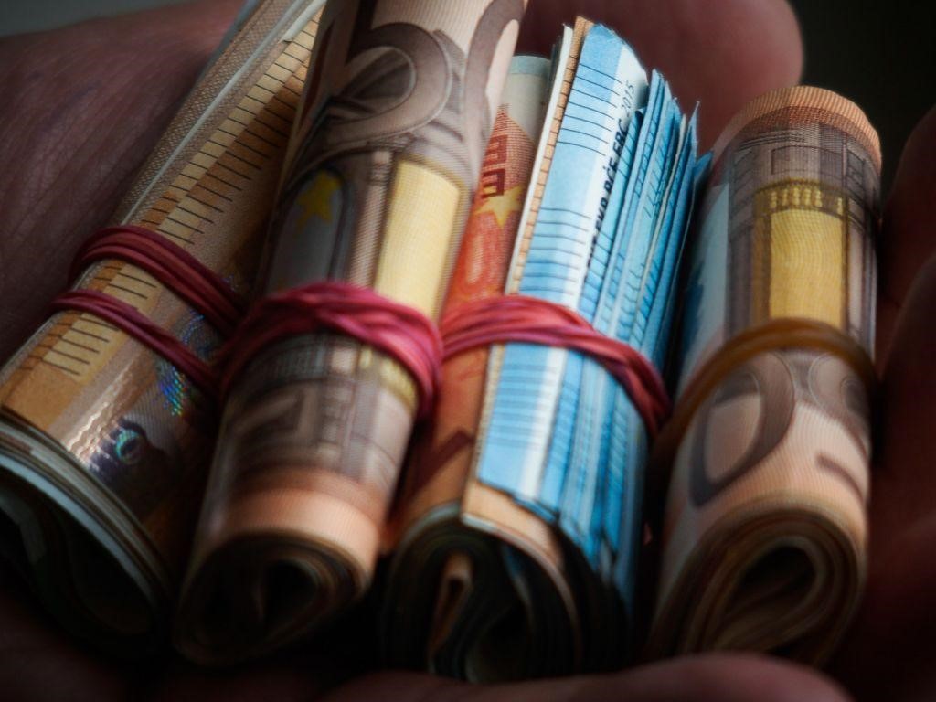 Στο «κυνήγι» των οφειλετών η εφορία