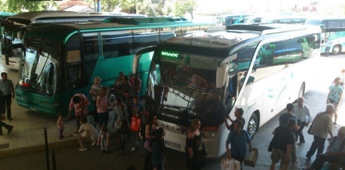 Κάθοδος των ετεροδημοτών με λεωφορεία, τρένα και πλοία