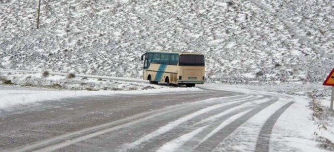 Εκτός δρόμου λεωφορείο του ΚΤΕΛ με μαθητές